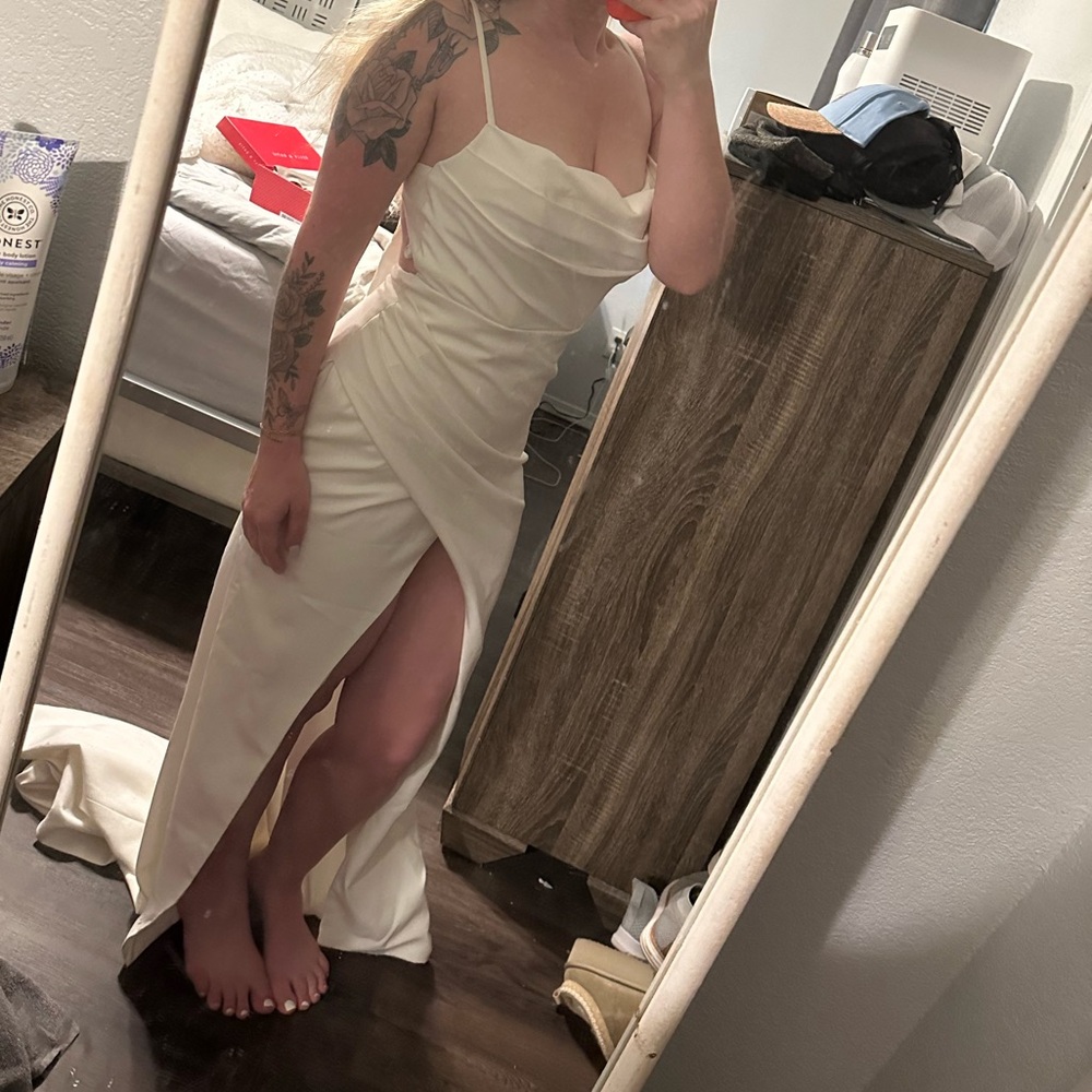 Ivory wedding dress fits sizes 4-6.